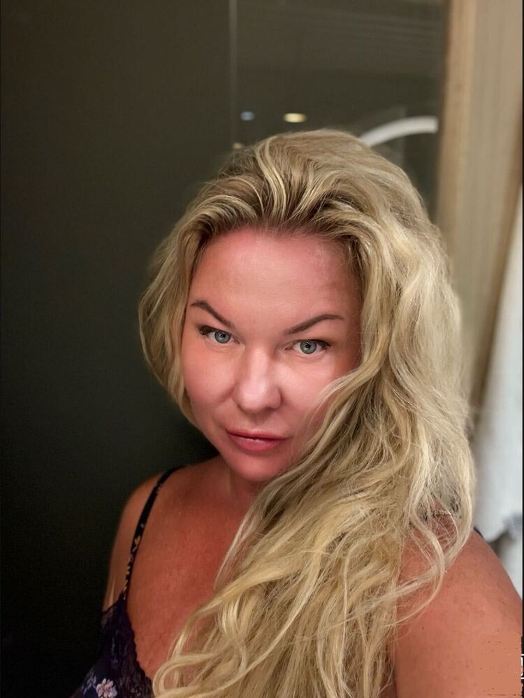  52889184  Elle, 46 ,    