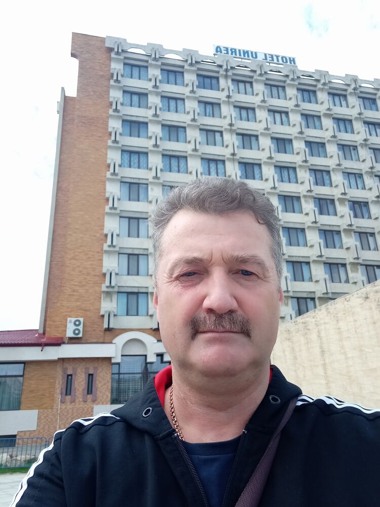  44133714  Viktor, 55 ,    