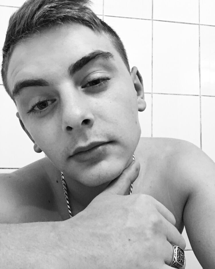  ,   Emik, 26 ,   