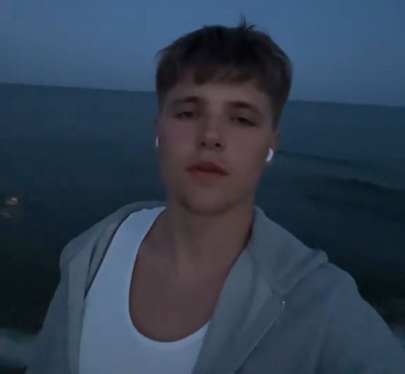  54357724  Artyom, 25 ,    