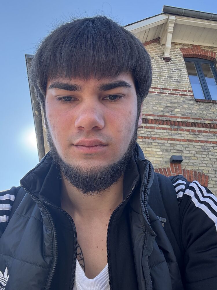  51505784  Artur, 19 ,    Flensburg