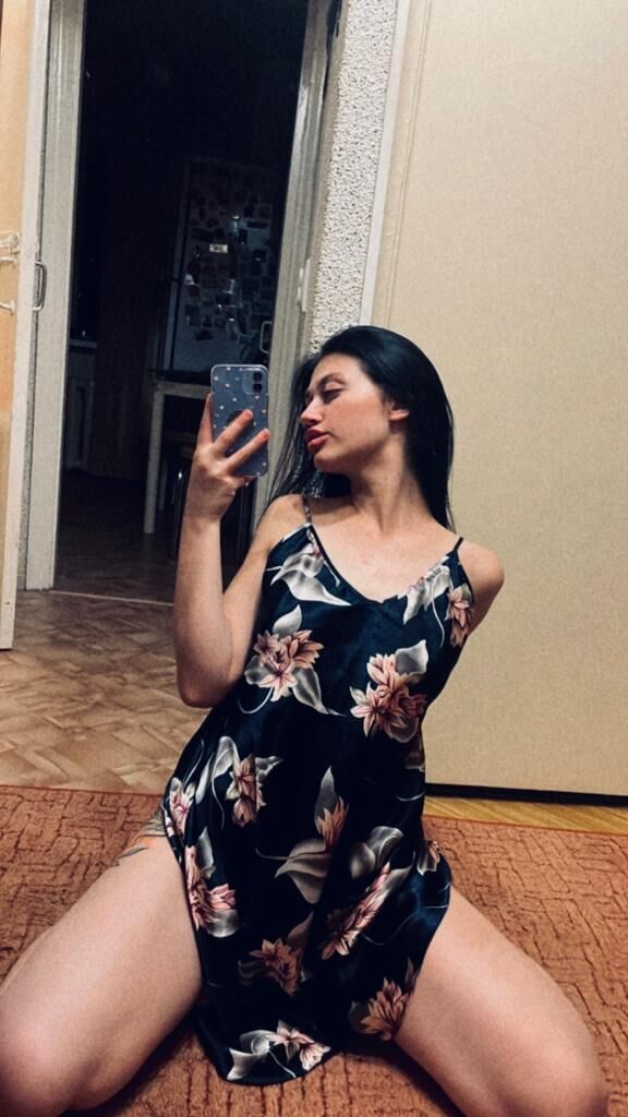  42857714  Veronika, 24 ,    