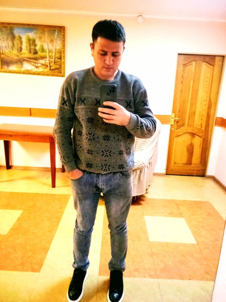  33708304  Ilhombek, 28 ,    