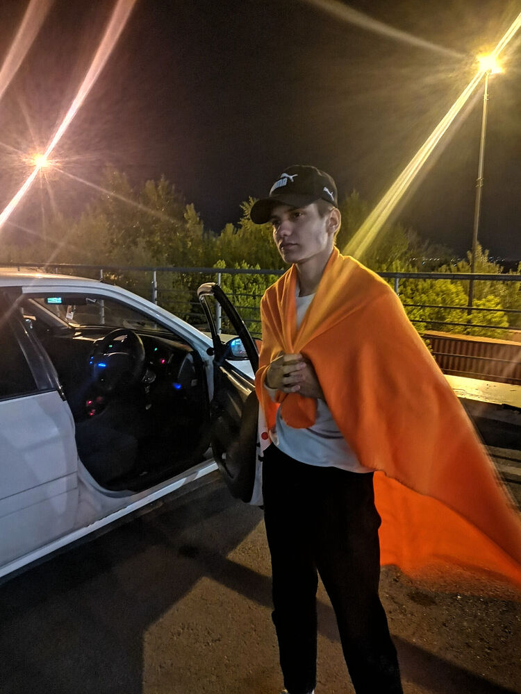  ,   Viktor, 21 ,   ,   