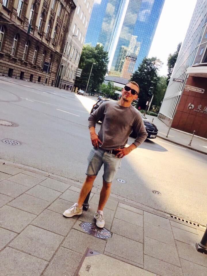  Frankfurt am Main,   , 32 ,   ,   , c , 