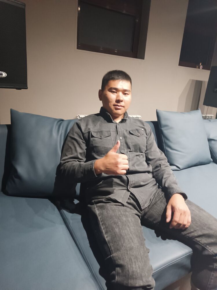  ,   Artur, 28 ,   ,   