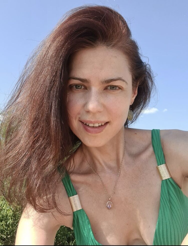  53177964  Elena, 44 ,    