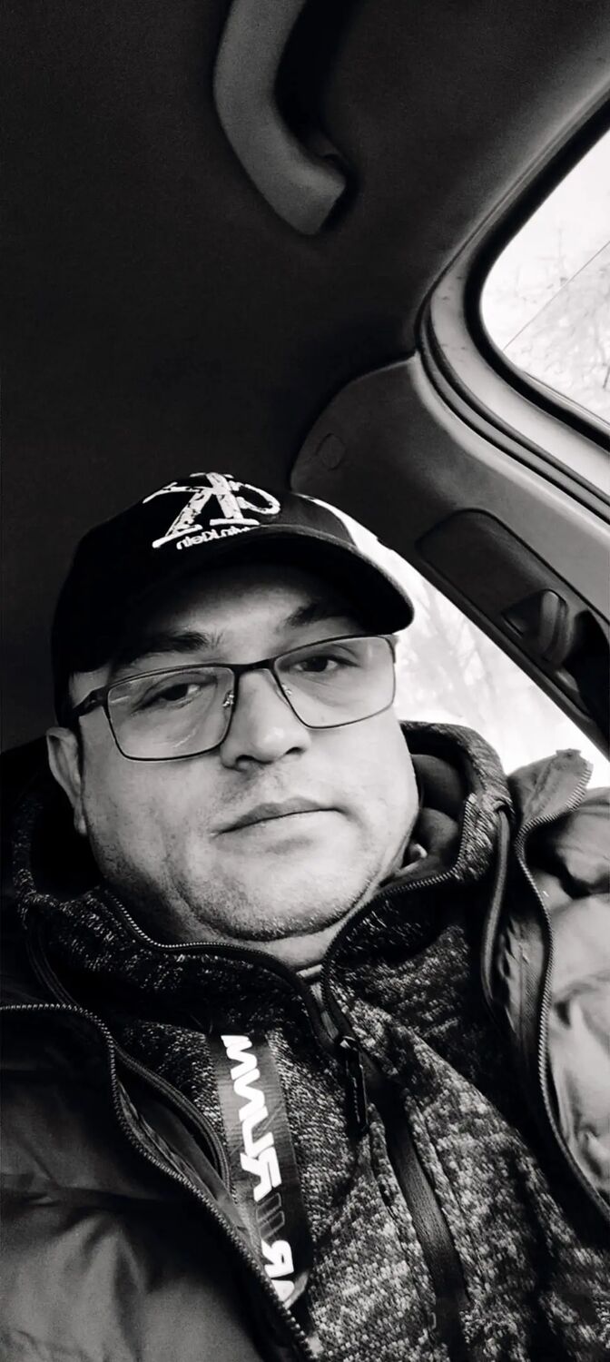  47996104  David, 42 ,    