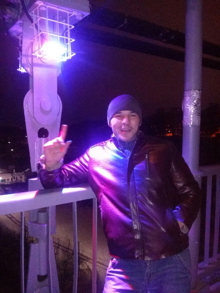  10208704  Ruslan, 35 ,    