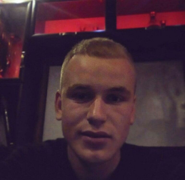  36919804  Viktor, 27 ,    