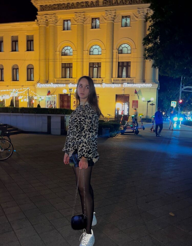  ,   Valentina, 25 ,   