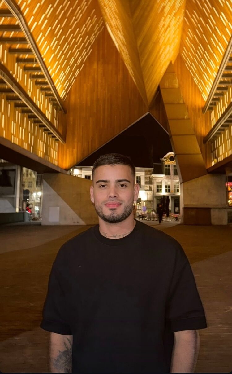  ,   MarlLon, 32 ,   ,   , c , 