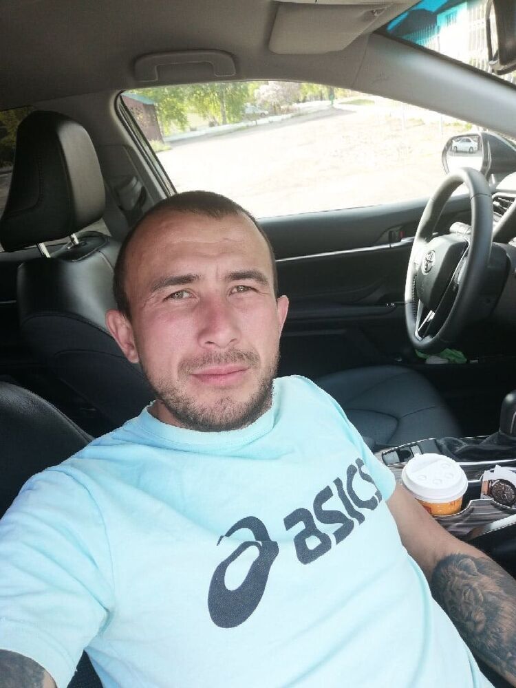  35220144  Mikhail, 39 ,    