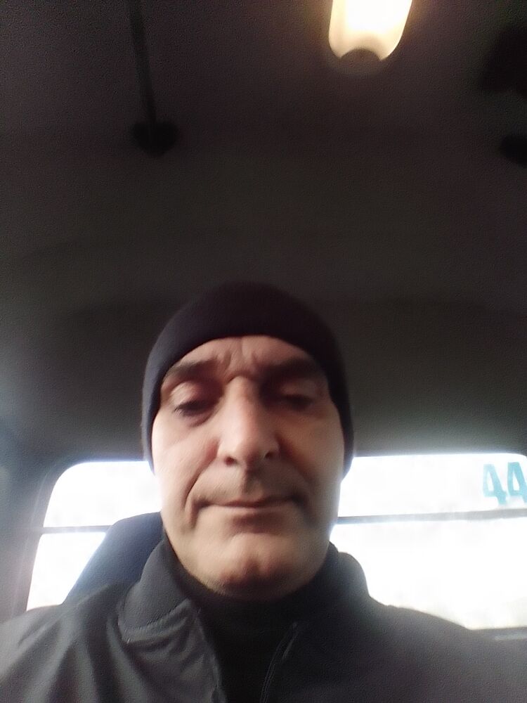  39810304  Levon, 49 ,    