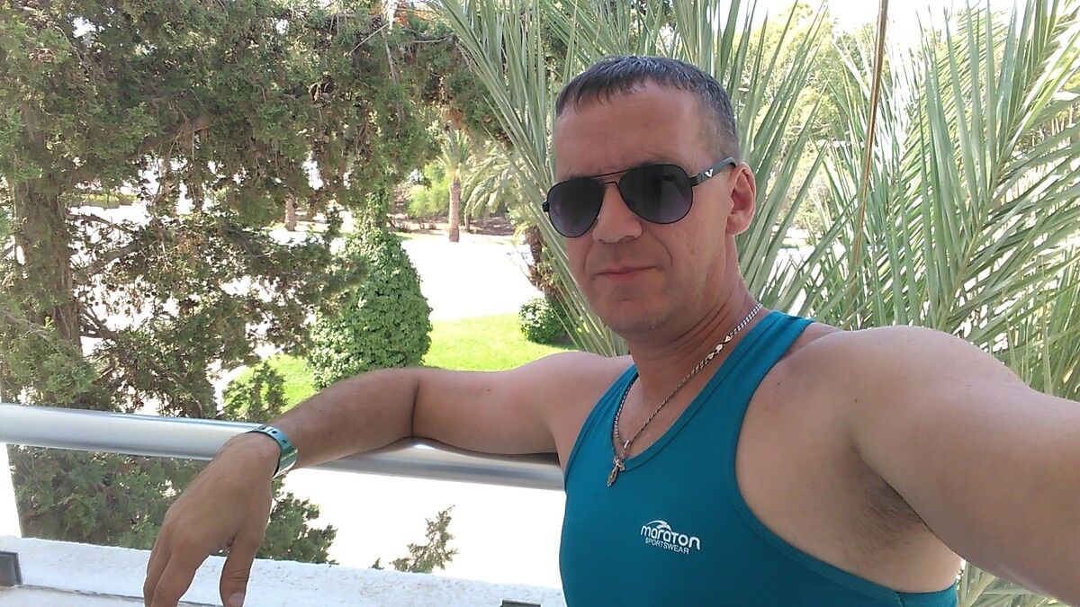  10528464  Roman, 49 ,    