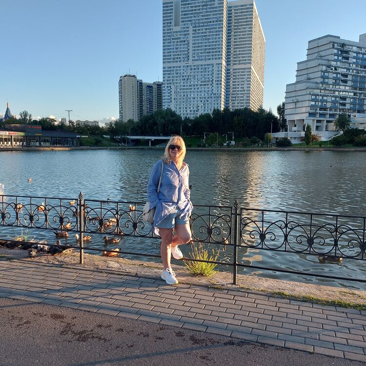  53749714  Anna, 62 ,    