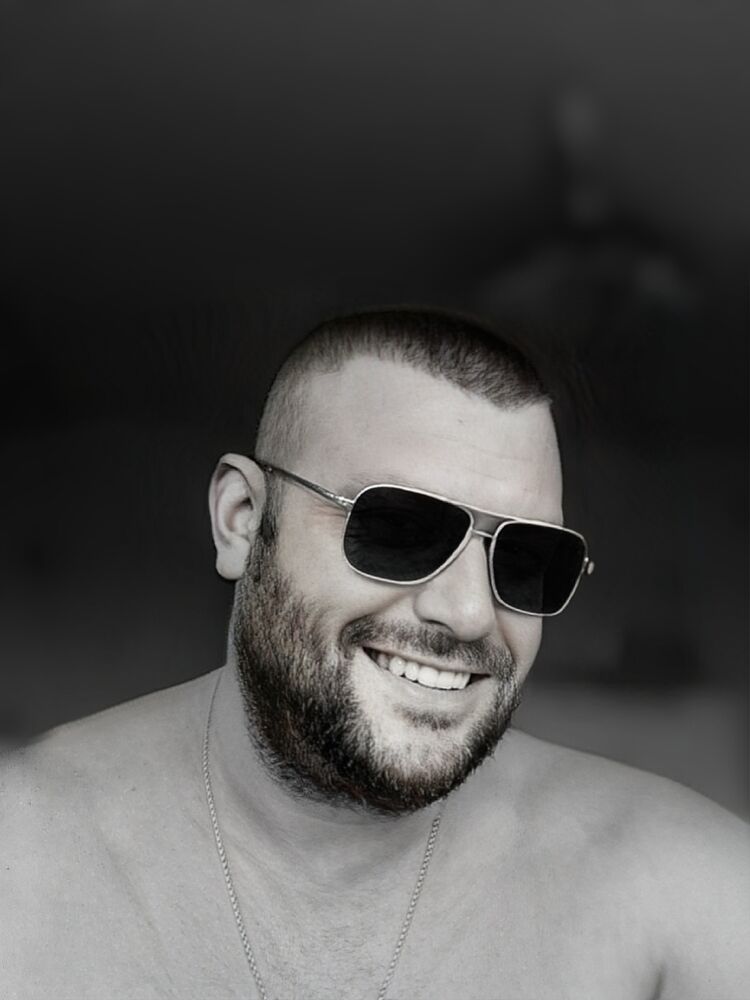  ,   Nik, 44 ,   ,   
