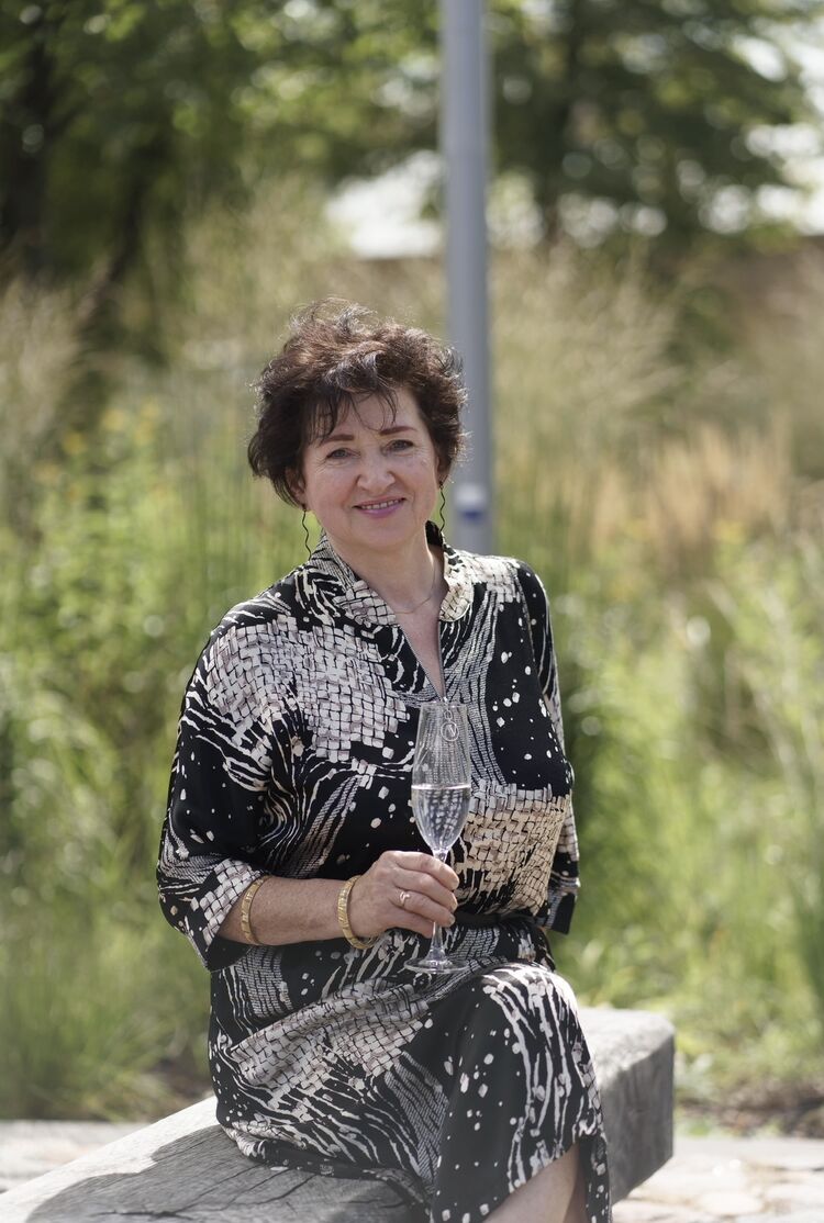  ,   Tatjana, 64 ,   c 