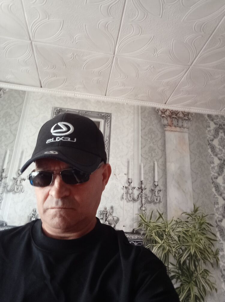  52561794  Viktor, 50 ,    