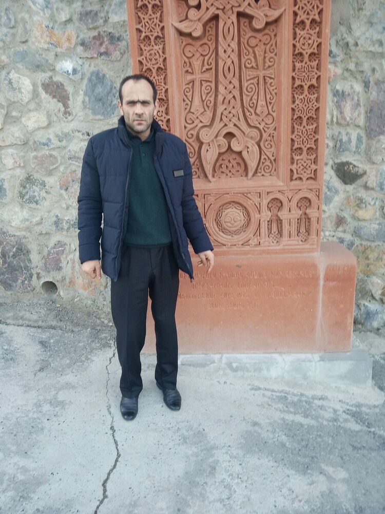  21411064  Artur, 40 ,    
