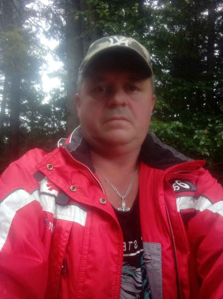  44388824  Miha, 49 ,    