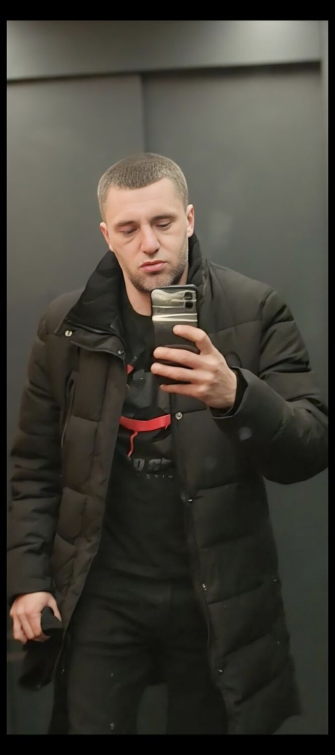  49604064  Viktor, 39 ,    