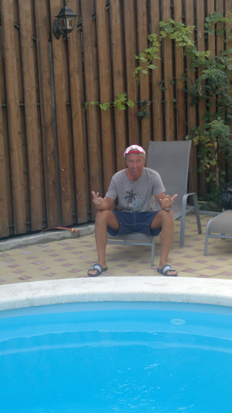  23798534  Denis, 54 ,    