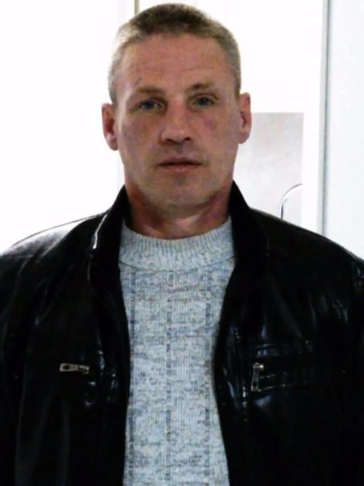  30828994  Eduard, 46 ,    