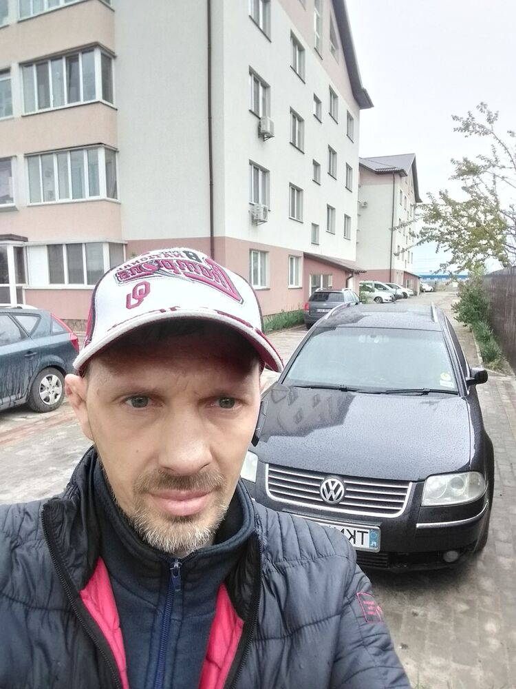 19897214  Viktor, 44 ,    
