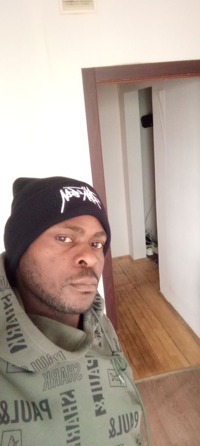 46724234  Christian, 36 ,    