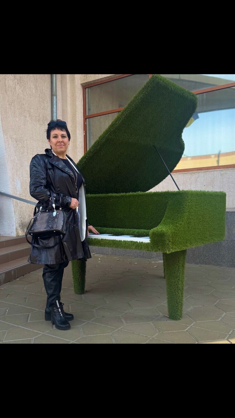  54704714  Elena, 57 ,    