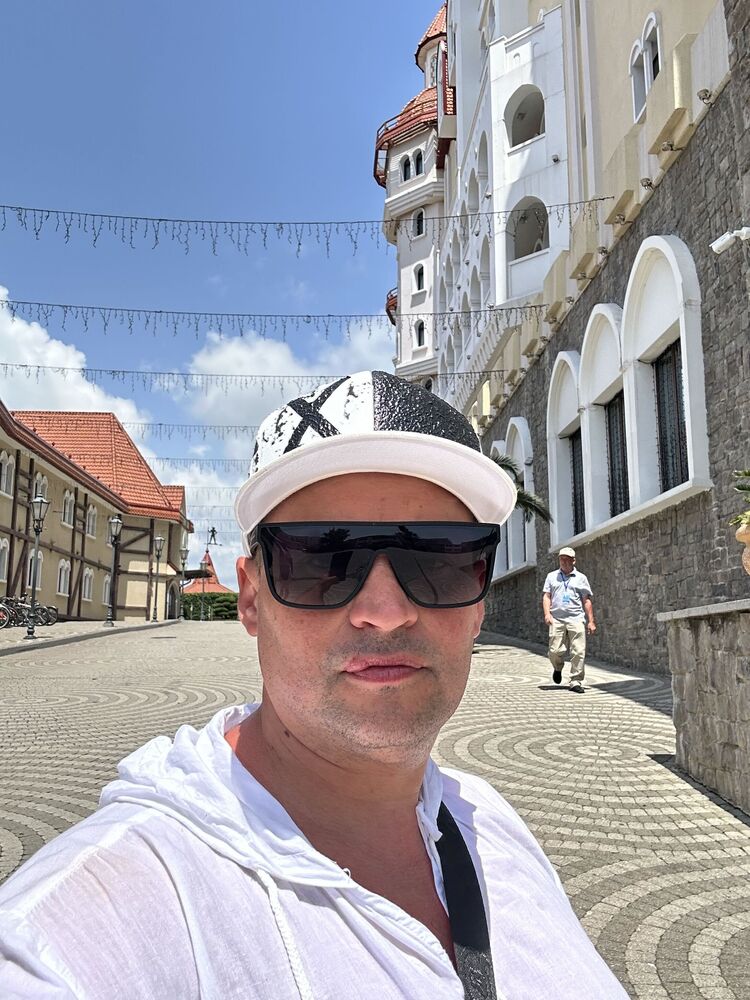 ,   Denis, 48 ,     , c 