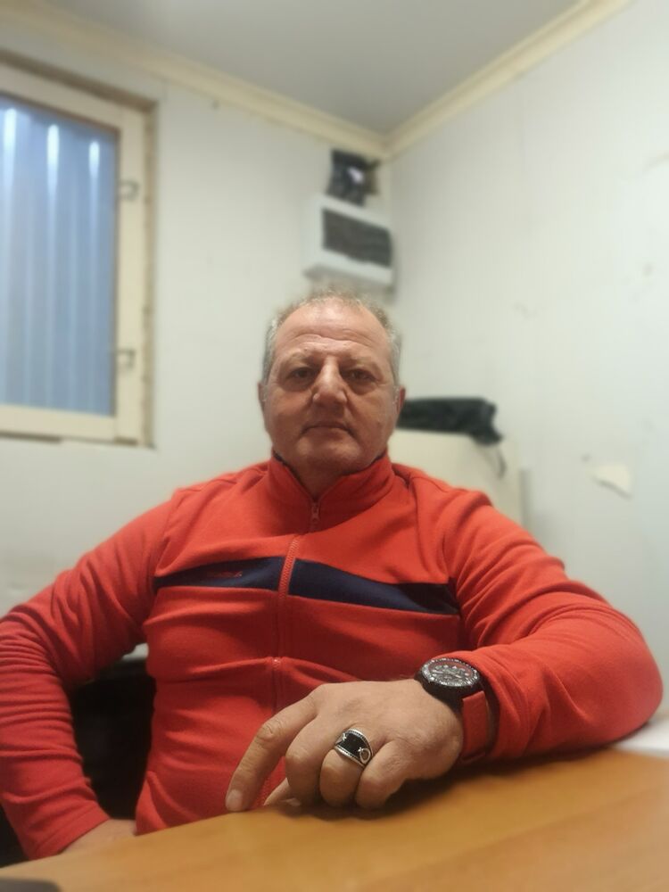  48211454  Ayhan, 55 ,    
