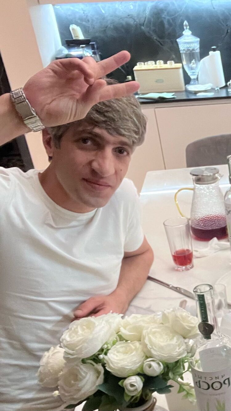  54387424  Hakob, 33 ,    