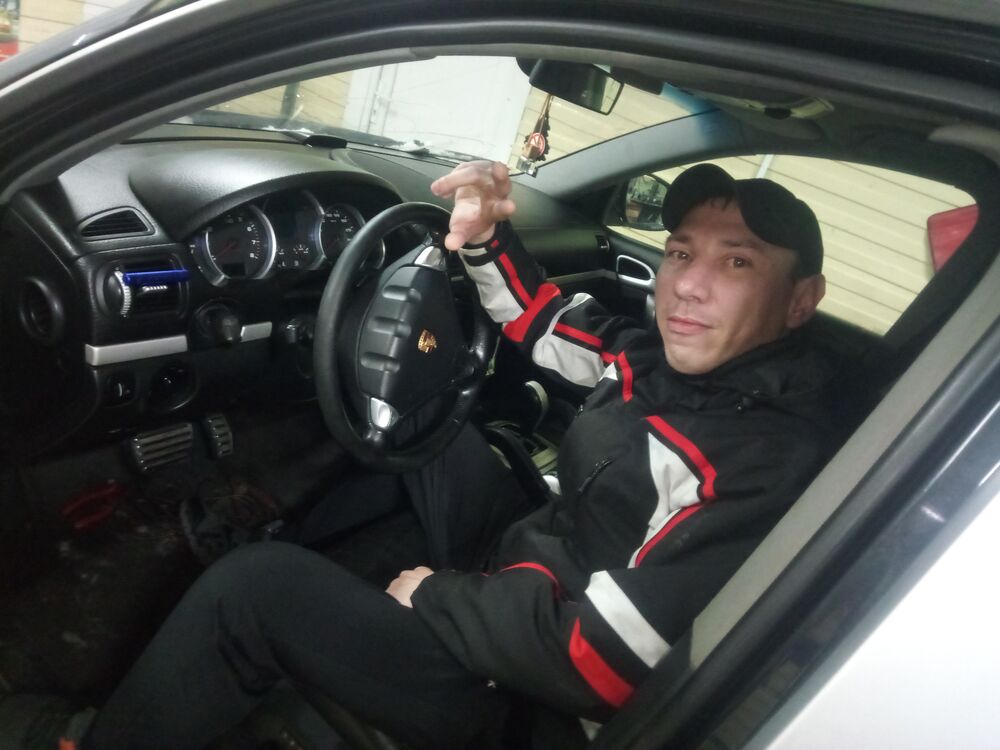  26094754  Ivan, 33 ,    