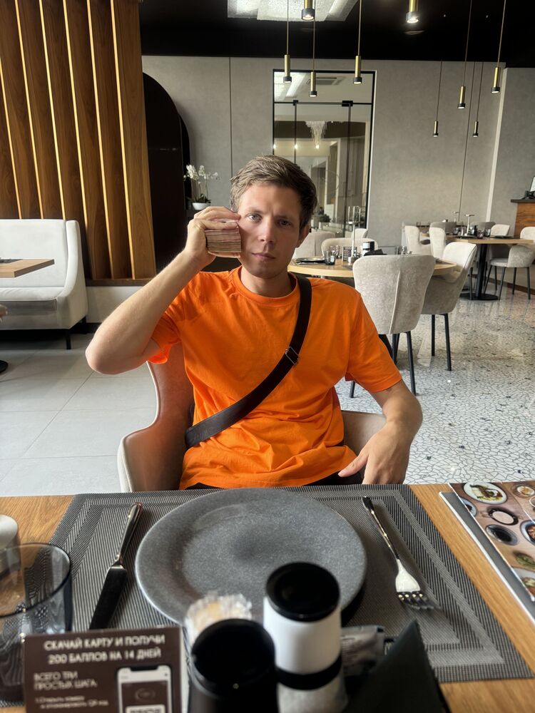  54465304  Stefan, 24 ,    