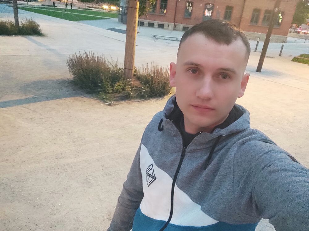  44979724  Grigore, 27 ,    Stuttgart