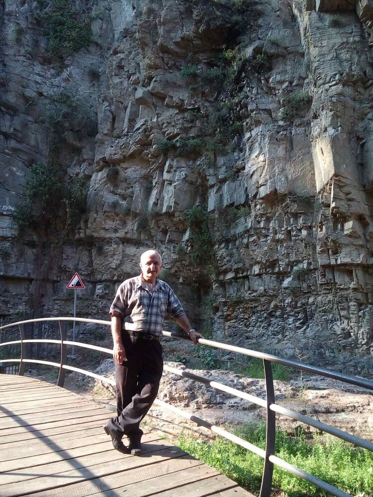  22601404  Samvel, 70 ,    