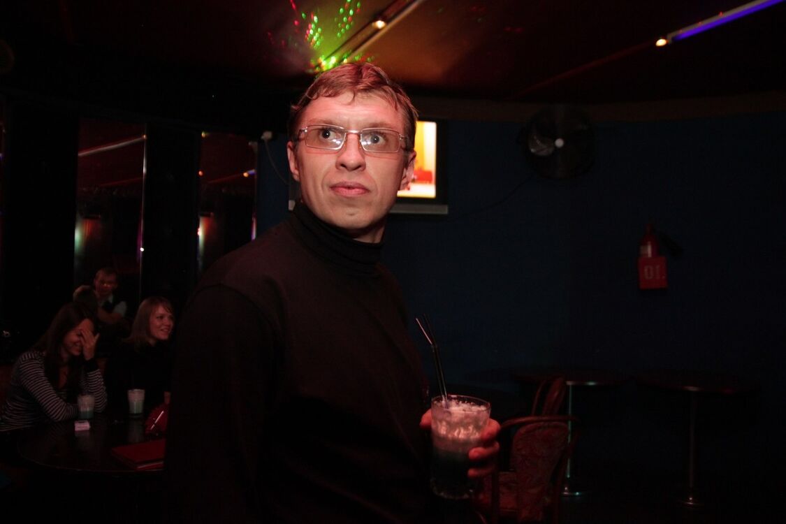  8698964  Denis, 44 ,    