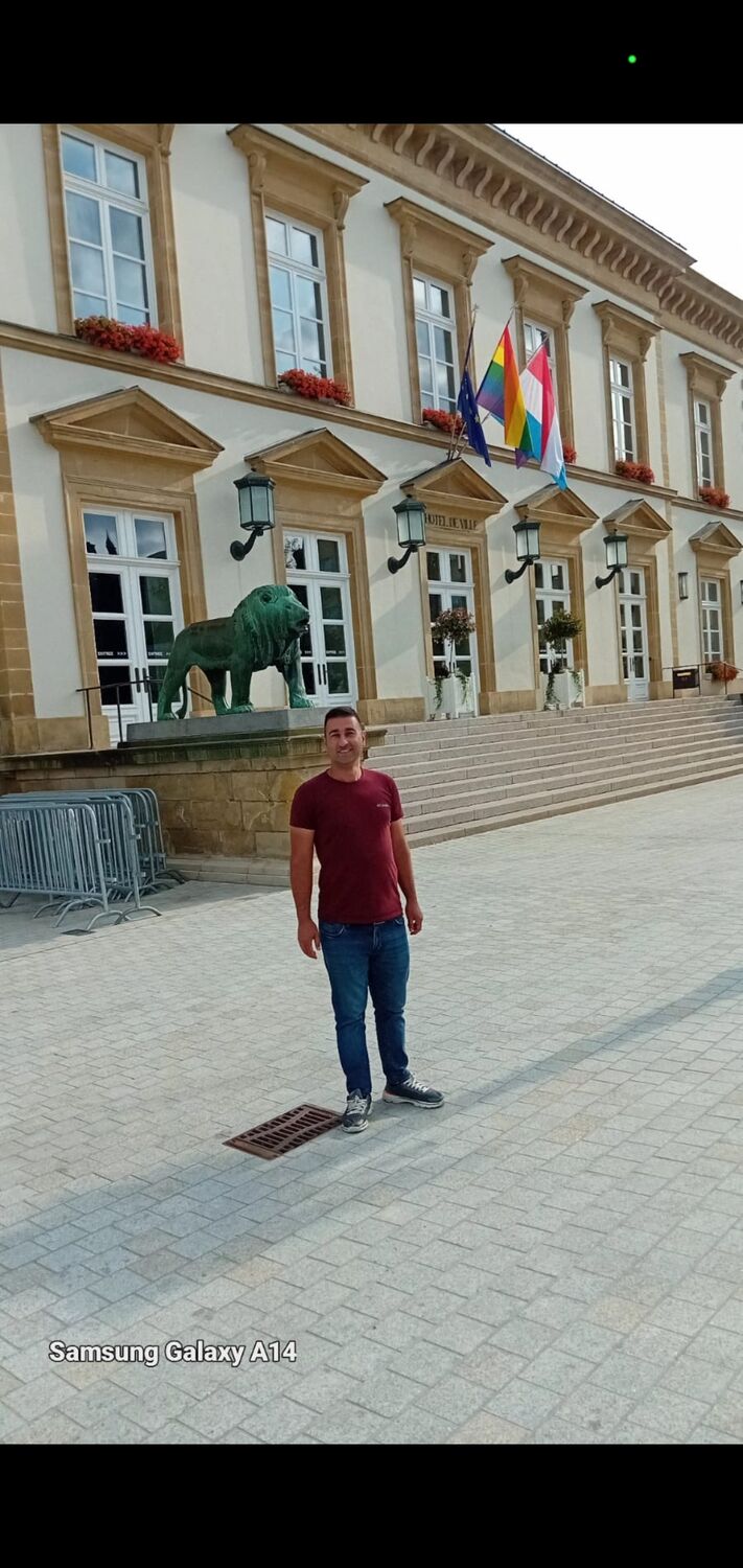  48518744  Nihat, 37 ,    -