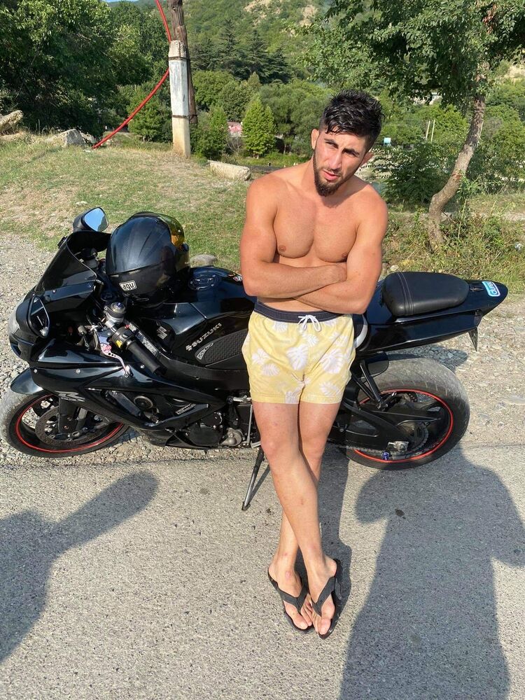  32999804  Malkhaz, 27 ,    