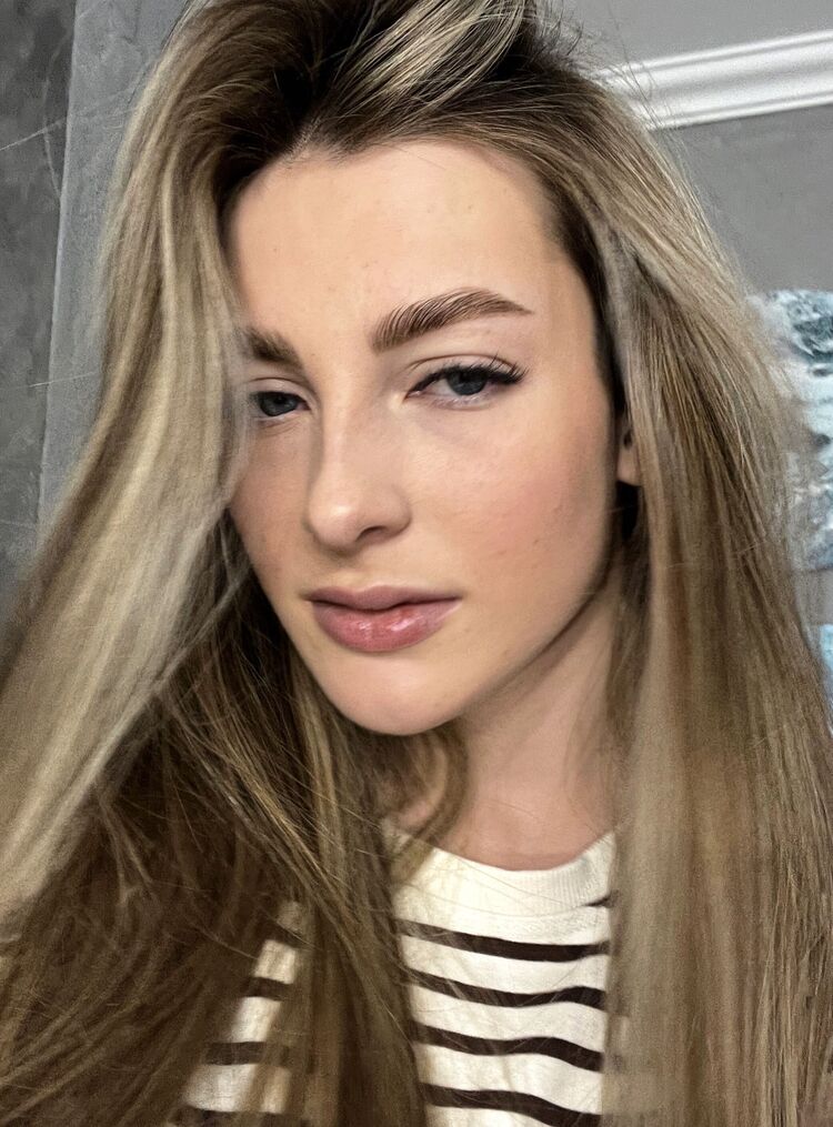  ,   Victoria, 21 ,  