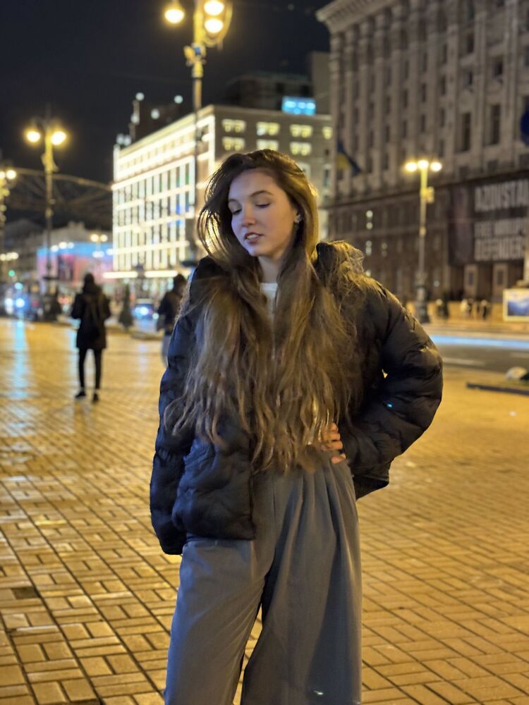  49123134  Vladyslava, 18 ,    