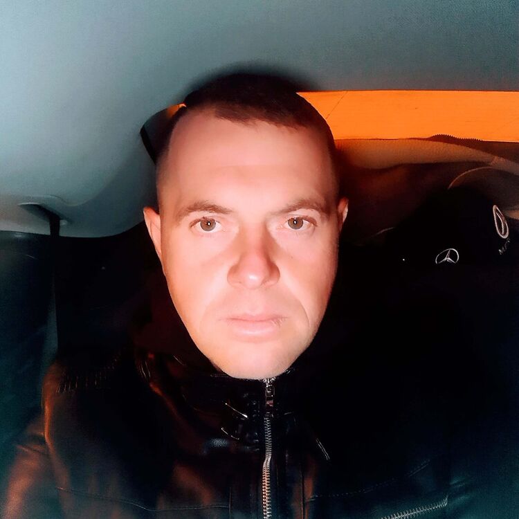  ,   Viktor, 37 ,   ,   