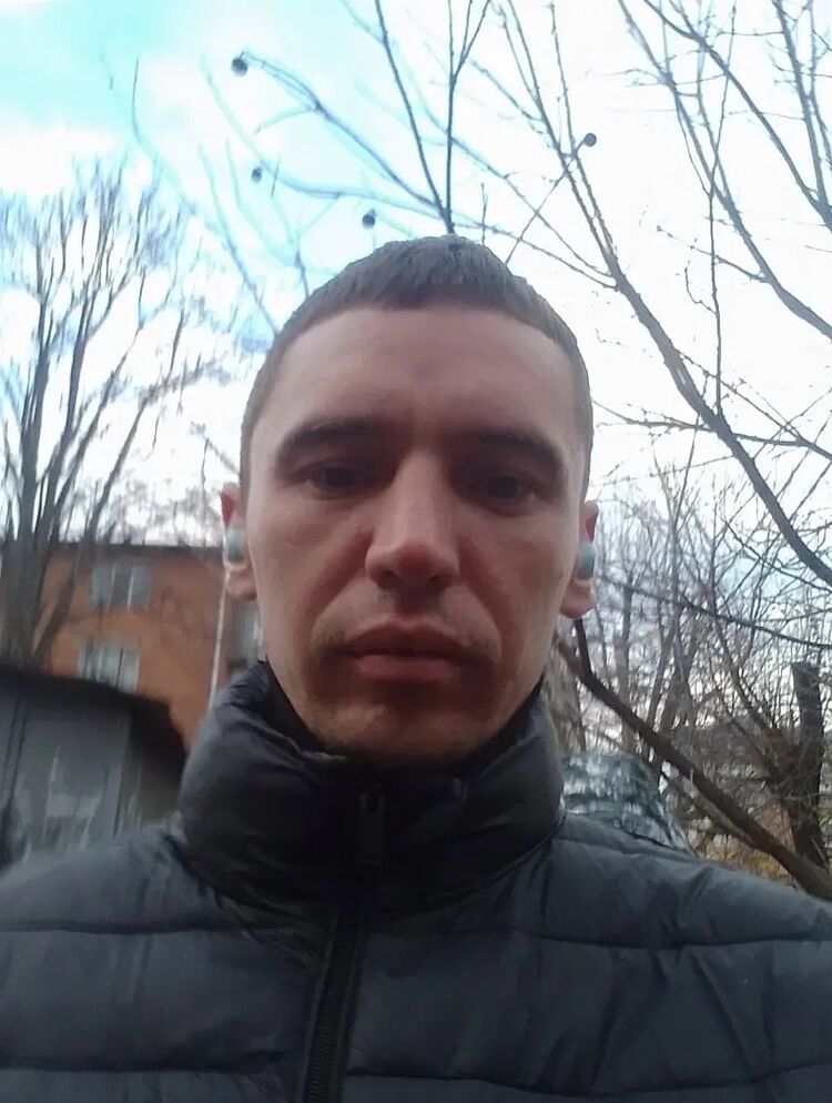  31864714  Viktor, 34 ,    