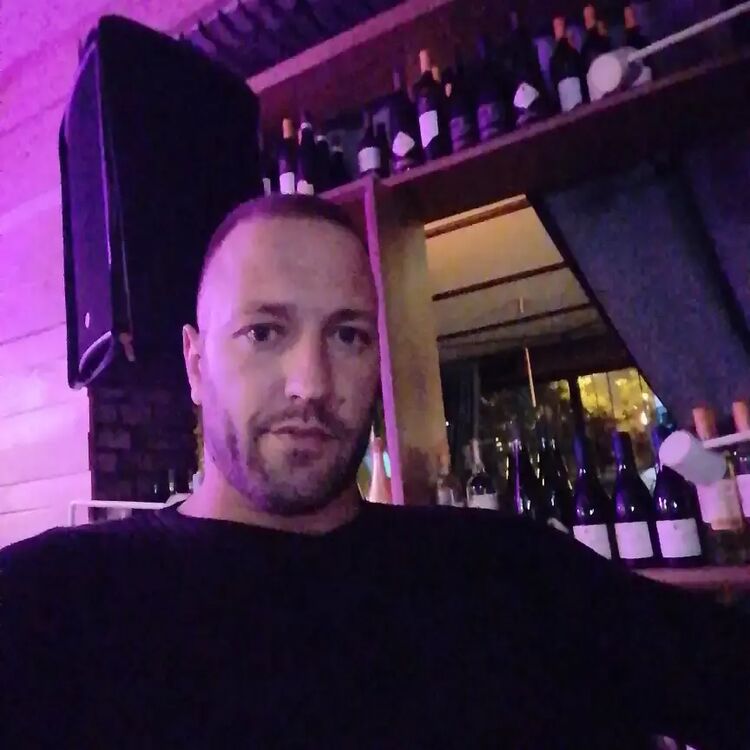  28240964  Damir, 38 ,    