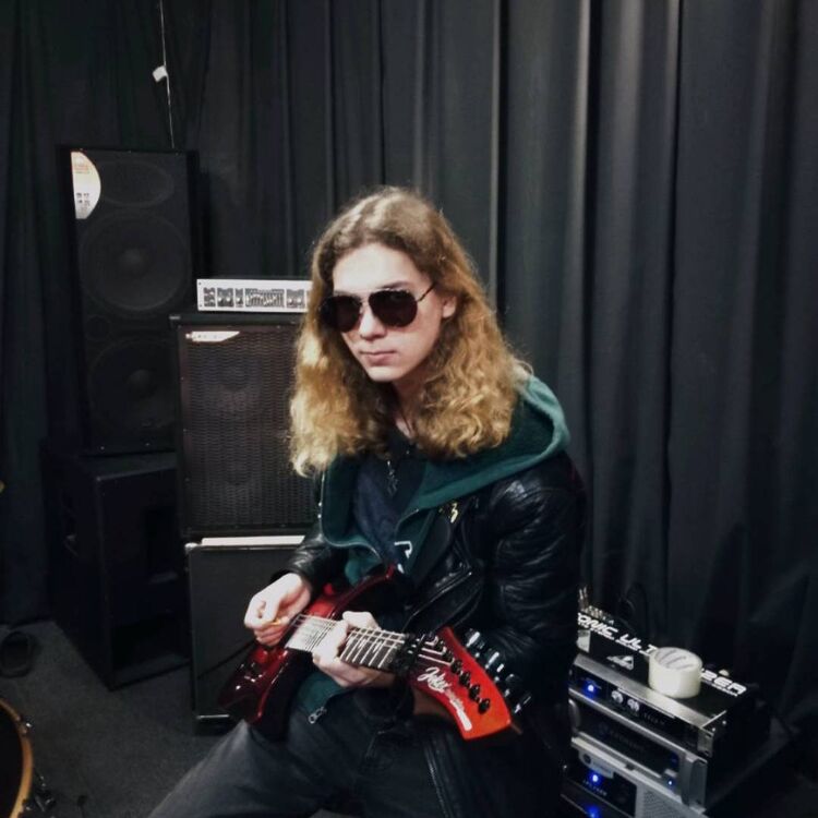  52603984  Viktor, 19 ,    -