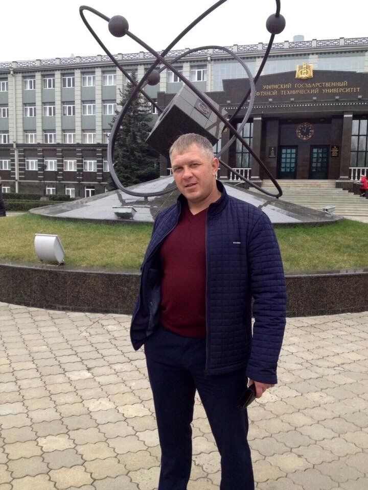  ,   Viktor, 44 ,   