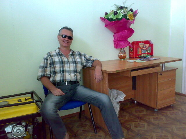  18509744  Evgeni, 59 ,    