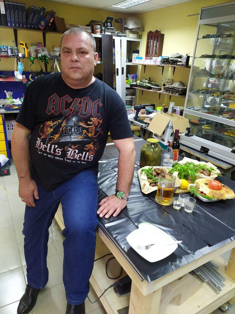  43797734  Garik, 57 ,    